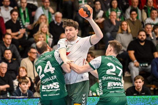 Goeppingen, Germany, 10 02 26 Marcel Schiller FRISCH AUF Goeppingen , Pgilipp Vorlicek GWD Minden and Oskar Sunnefeldt FRISCH AUF Goeppingen in a duel during the Daikin Handball Bundesliga match between FRISCH AUF Goeppingen vs GWD Minden at EWS Arena on February 10, 2026 in Goeppingen, Germany Photo by Harry Langer DeFodi Images Goeppingen, Germany, 10 02 26 Marcel Schiller FRISCH AUF Goeppingen , Pgilipp Vorlicek GWD Minden and Oskar Sunnefeldt FRISCH AUF Goeppingen battle for the ball during the Daikin Handball Bundesliga match between FRISCH AUF Goeppingen vs GWD Minden at EWS Arena on February 10, 2026 in Goeppingen, Germany Photo by Harry Langer DeFodi Images Photo by Harry Langer DeFodi Images