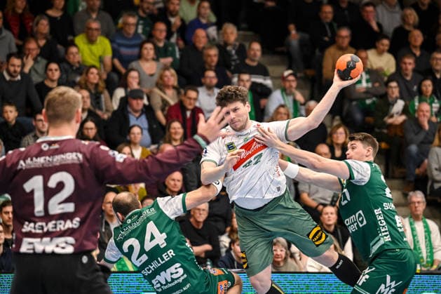 Goeppingen, Germany, 10 02 26 Goalkeeper Kristian Saveras FRISCH AUF Goeppingen , Marcel Schiller FRISCH AUF Goeppingen , Pgilipp Vorlicek GWD Minden and Oskar Sunnefeldt FRISCH AUF Goeppingen in a duel during the Daikin Handball Bundesliga match between FRISCH AUF Goeppingen vs GWD Minden at EWS Arena on February 10, 2026 in Goeppingen, Germany Photo by Harry Langer DeFodi Images Goeppingen, Germany, 10 02 26 Goalkeeper Kristian Saveras FRISCH AUF Goeppingen , Marcel Schiller FRISCH AUF Goeppingen , Pgilipp Vorlicek GWD Minden and Oskar Sunnefeldt FRISCH AUF Goeppingen battle for the ball during the Daikin Handball Bundesliga match between FRISCH AUF Goeppingen vs GWD Minden at EWS Arena on February 10, 2026 in Goeppingen, Germany Photo by Harry Langer DeFodi Images Photo by Harry Langer DeFodi Images