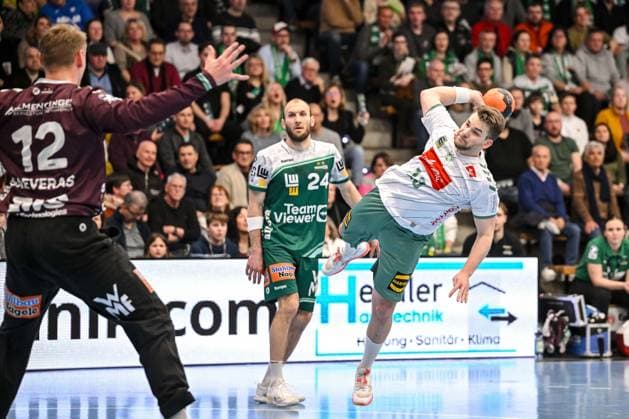 Goeppingen, Germany, 10 02 26 Goalkeeper Kristian Saveras FRISCH AUF Goeppingen , Marcel Schiller FRISCH AUF Goeppingen andIan Weber GWD Minden in a duel during the Daikin Handball Bundesliga match between FRISCH AUF Goeppingen vs GWD Minden at EWS Arena on February 10, 2026 in Goeppingen, Germany Photo by Harry Langer DeFodi Images Goeppingen, Germany, 10 02 26 Goalkeeper Kristian Saveras FRISCH AUF Goeppingen , Marcel Schiller FRISCH AUF Goeppingen andIan Weber GWD Minden battle for the ball during the Daikin Handball Bundesliga match between FRISCH AUF Goeppingen vs GWD Minden at EWS Arena on February 10, 2026 in Goeppingen, Germany Photo by Harry Langer DeFodi Images Photo by Harry Langer DeFodi Images