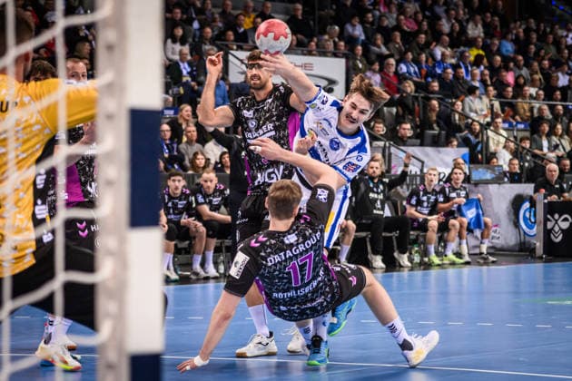 Felix Aellen ThSV Eisenach, 22 vs Samuel Roethlisberger TVB Stuttgart, 17 GER, TVB Stuttgart ThSV Eisenach, DAIKIN HBL, Handball, Bundesliga, Matchday 20, Season 2025 2026, 09 02 2026 GER, TVB Stuttgart ThSV Eisenach, DAIKIN HBL, Handball, Bundesliga, Matchday 20, Season 2025 2026, 09 02 2026 Stuttgart Copyright: xSandyxDinkelackerx EP_SDR