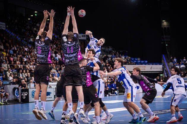Dominik Solak ThSV Eisenach, 30 throws the ball towards the Stuttgart block from Antonio Serradilla TVB Stuttgart, 05 and Samuel Roethlisberger TVB Stuttgart, 17 GER, TVB Stuttgart ThSV Eisenach, DAIKIN HBL, Handball, Bundesliga, Matchday 20, Season 2025 2026, 09 02 2026 GER, TVB Stuttgart ThSV Eisenach, DAIKIN HBL, Handball, Bundesliga, Matchday 20, Season 2025 2026, 09 02 2026 Stuttgart Copyright: xSandyxDinkelackerx EP_SDR