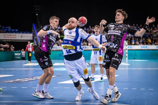 Peter Walz ThSV Eisenach, 14 prevails against Simone Mengon TVB Stuttgart, 15 , left and Max Haefner TVB Stuttgart, 03 , right GER, TVB Stuttgart ThSV Eisenach, DAIKIN HBL, Handball, Bundesliga, Matchday 20, Season 2025 2026, 09 02 2026 GER, TVB Stuttgart ThSV Eisenach, DAIKIN HBL, Handball, Bundesliga, Matchday 20, Season 2025 2026, 09 02 2026 Stuttgart Copyright: xSandyxDinkelackerx EP_SDR
