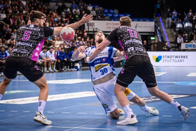 Dominik Solak ThSV Eisenach, 30 vs Antonio Serradilla TVB Stuttgart, 05 , left and Samuel Roethlisberger TVB Stuttgart, 17 , right GER, TVB Stuttgart ThSV Eisenach, DAIKIN HBL, Handball, Bundesliga, Matchday 20, Season 2025 2026, 09 02 2026 GER, TVB Stuttgart ThSV Eisenach, DAIKIN HBL, Handball, Bundesliga, Matchday 20, Season 2025 2026, 09 02 2026 Stuttgart Copyright: xSandyxDinkelackerx EP_SDR
