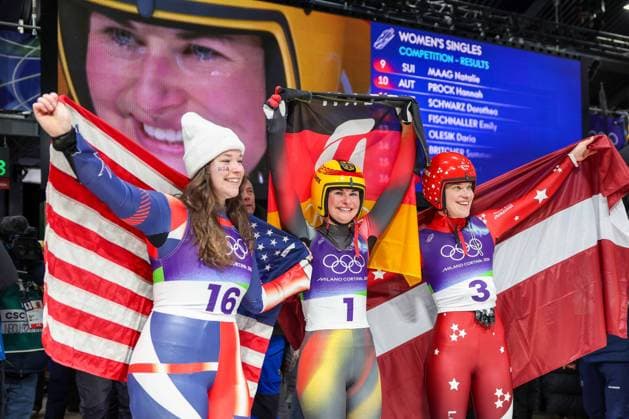 Olympische Winterspiele Milano Cortina 2026 Rennrodeln Einsitzer Frauen am 10.02.2026 im Cortina Sliding Centre in Cortina d™Ampezzo Ashley Farquharson ( USA ), links - Julia Taubitz ( Deutschland ), mitte - Elina Bota ( Lettland ), rechts *** Olympic Winter Games Milano Cortina 2026 Luge Single Seater Women on 10 02 2026 at the Cortina Sliding Centre in Cortina d™Ampezzo Ashley Farquharson USA , left Julia Taubitz Germany , center Elina Bota Latvia , right xMSx