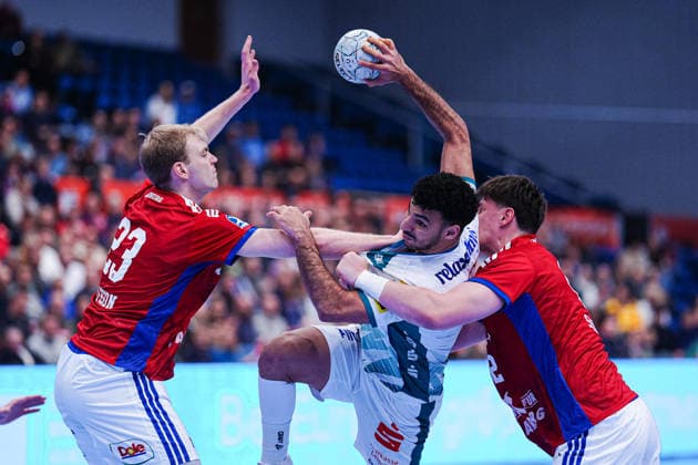 Einar Olafsson Handball Sport Verein Hamburg, 23 , Ahmed Moustafa Nasralla SC DHfK Leipzig, 17 , Jan Chirstian Schmidt Handball Sport Verein Hamburg, 42 GER, Handball Sport Verein Hamburg vs SC DHfK Leipzig, Handball, 1 Bundesliga, Matchday 20, Season 2025 2026, 10 02 2026 GER, Handball Sport Verein Hamburg vs SC DHfK Leipzig, Handball, 1 Bundesliga, Matchday 20, Season 2025 2026, 10 02 2026 Hamburg Copyright: xEibner-Pressefoto MarcelxvonxFehrnx EP_MFN