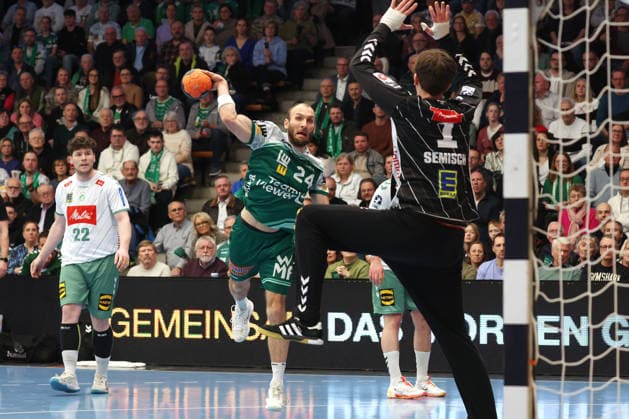 10 22 2026, Germany, Göppingen, Handball DAIKIN HBL, FRISCH AUF Göppingen vs GWD Minden, f l Marcel Schiller FAG , Malte Semisch GWD