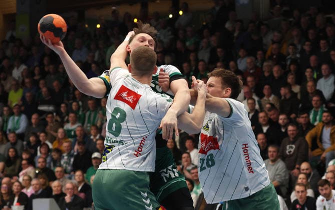10 22 2026, Germany, Göppingen, Handball DAIKIN HBL, FRISCH AUF Göppingen vs GWD Minden, f l Ole Pregler FAG , Karolis Antanavicius GWD , Tom Bergner GWD