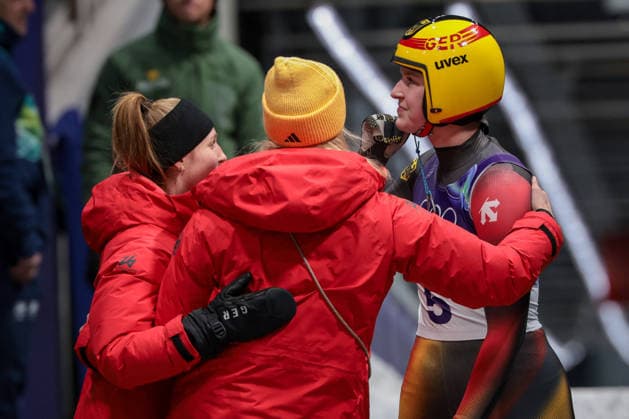GIOCHI OLIMPICI - Olimpiadi Invernali Milano-Cortina 2026 - Luge Women s Singles Final Merle Malou Fraebel from Germany celebrates with a teammates during the Olympic Winter games, Winterspiele,Spiele, Summer games Milano-Cortina 2026, Luge Women s Singles Final on February 10, 2026 at Cortina Sliding Centre in Cortina d Ampezzo, Italy. Cortina D Ampezzo Italy  Copyright: xIPAxSport ABACAx