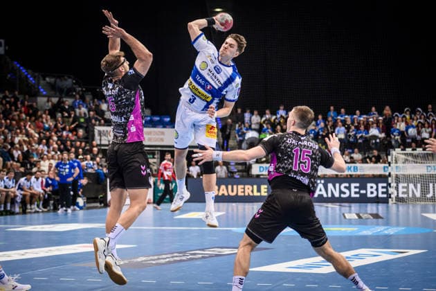 Oskar Joelsson ThSV Eisenach, 03 against Antonio Serradilla TVB Stuttgart, 05 , left and Simone Mengon TVB Stuttgart, 15 , right GER, TVB Stuttgart ThSV Eisenach, DAIKIN HBL, Handball, Bundesliga, Matchday 20, Season 2025 2026, 09 02 2026 GER, TVB Stuttgart ThSV Eisenach, DAIKIN HBL, Handball, Bundesliga, Matchday 20, Season 2025 2026, 09 02 2026 Stuttgart Copyright: xSandyxDinkelackerx EP_SDR