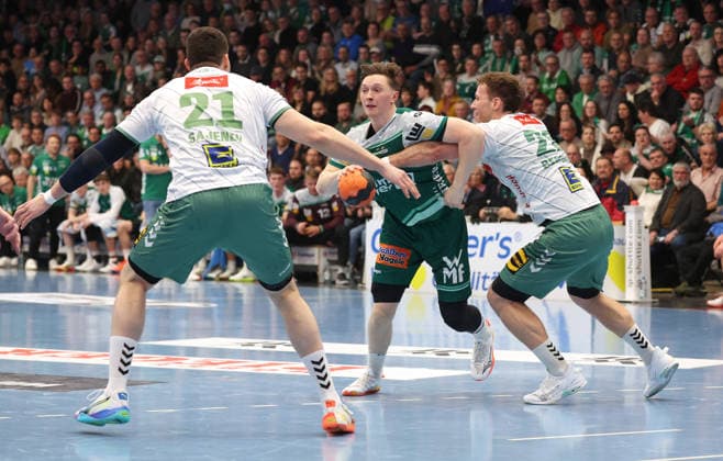 10 22 2026, Germany, Göppingen, Handball DAIKIN HBL, FRISCH AUF Göppingen vs GWD Minden, f l Mika Laurin Sajenev GWD , Ole Pregler FAG , Tom Bergner GWD