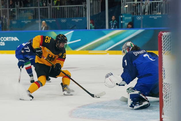 Milano Cortina, 2026 , Winter Olympic Games, Olympische Spiele, Olympia, OS Olympische Winter-Olympische spiele 2026 , Eishockey Frauen, Women s Preliminary Round Italien vs Deutschland , Italy-Germany , Ice hockey, Eishockey Arena Rho Milano, ,Laura Kluge, Deutschland , Germany , Gabriella Durante Photocopyright Gladys Chai von der Laage *** Milano Cortina, 2026 , Winter Olympic Games, Winter Olympic Games 2026 , Ice Hockey Women, Women s Preliminary Round Italy vs Germany , Italy Germany , Ice Hockey Arena Rho Milano, ,Laura Kluge, Germany , Germany , Gabriella Durante Photocopyright Gladys Chai von der Laage