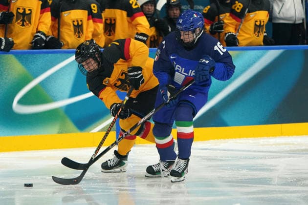 Milano Cortina, 2026 , Winter Olympic Games, Olympische Spiele, Olympia, OS Olympische Winter-Olympische spiele 2026 , Eishockey Frauen, Women s Preliminary Round Italien vs Deutschland , Italy-Germany , Ice hockey, Eishockey Arena Rho Milano, , Franziska Feldmeier, Deutschland , Germany , Franziska Stocker, Italy, Photocopyright Gladys Chai von der Laage *** Milano Cortina, 2026 , Winter Olympic Games, Winter Olympic Games 2026 , Ice Hockey Women, Women s Preliminary Round Italy vs Germany , Italy Germany , Ice Hockey Arena Rho Milano, , Franziska Feldmeier, Germany , Germany , Franziska Stocker, Italy, Photocopyright Gladys Chai von der Laage