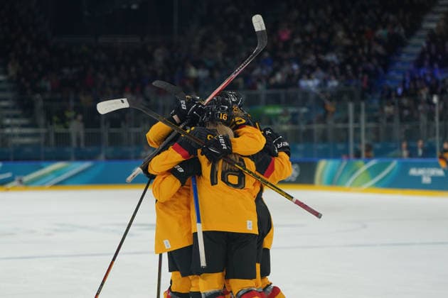 Milano Cortina, 2026 , Winter Olympic Games, Olympische Spiele, Olympia, OS Olympische Winter-Olympische spiele 2026 , Eishockey Frauen, Women s Preliminary Round Italien vs Deutschland , Italy-Germany , Ice hockey, Eishockey Arena Rho Milano, ,Laura Kluge Deutschland , Germany , Zorjubeln Photocopyright Gladys Chai von der Laage *** Milano Cortina, 2026 , Winter Olympic Games, Winter Olympic Games 2026 , Ice Hockey Women, Women s Preliminary Round Italy vs Germany , Italy Germany , Ice Hockey Arena Rho Milano, ,Laura Kluge Germany , Germany , Zorjubeln Photocopyright Gladys Chai von der Laage