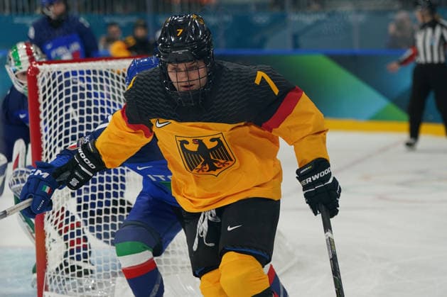 Milano Cortina, 2026 , Winter Olympic Games, Olympische Spiele, Olympia, OS Olympische Winter-Olympische spiele 2026 , Eishockey Frauen, Women s Preliminary Round Italien vs Deutschland , Italy-Germany , Ice hockey, Eishockey Arena Rho Milano, Franziska Feldmeier, , Deutschland , Germany Photocopyright Gladys Chai von der Laage *** Milano Cortina, 2026 , Winter Olympic Games, Winter Olympic Games 2026 , Ice Hockey Women, Women s Preliminary Round Italy vs Germany , Italy Germany , Ice Hockey Arena Rho Milano, Franziska Feldmeier, , Germany , Germany Photocopyright Gladys Chai von der Laage