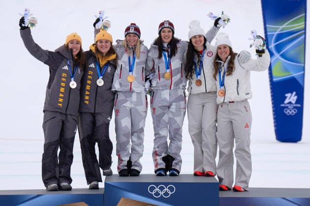 (260210) -- CORTINA D AMPEZZO, Feb. 10, 2026 -- Gold medalists Ariane Raedler (3rd L) and Katharina Huber (3rd R) of Austria, Silver medalists Kira Weidle-Winkelmann (1st L) and Emma Aicher (2nd L) of Germany and bronze medalists Jacqueline Wiles (2nd R) and Paula Moltzan of the United States pose for photos during the awarding ceremony of the alpine skiing women s team combined at the Milan-Cortina 2026 Olympic Winter games, Winterspiele,Spiele, Summer games in Cortina, Italy, Feb. 10, 2026. ) (MICO2026)ITALY-CORTINA D AMPEZZO-OLYMPIC WINTER GAMES-ALPINE SKIING-WOMEN S TEAM COMBINED FeixMaohua 