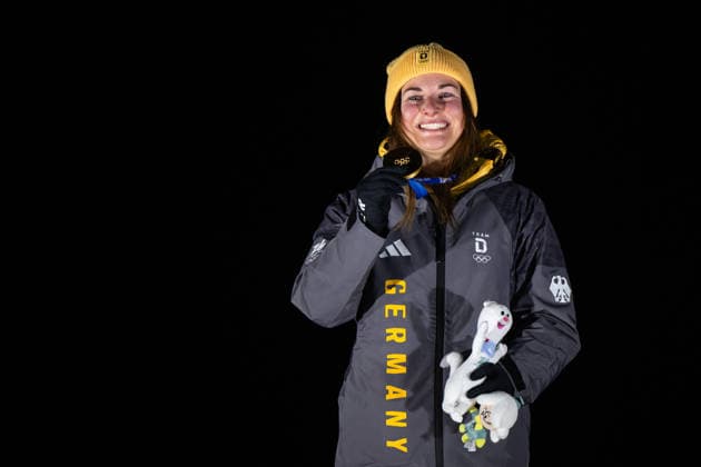 TAUBITZ Julia (Deutschland) jubelt auf dem Podium bei der Siegerehrung ueber Sieg und Gold Medaille, ITA, Olympische Spiele Milano Cortina 2026, Olympia, Rodeln Frauen Einzel, 10.02.2026 ITA, Olympische Spiele Milano Cortina 2026, Olympia, Rodeln Frauen Einzel, 10.02.2026 Cortina d Ampezzo *** TAUBITZ Julia Germany celebrates victory and gold medal on the podium at the award ceremony, ITA, Olympic Games Milano Cortina 2026, Olympia, Luge Women Individual, 10 02 2026 ITA, Olympic Games Milano Cortina 2026, Olympia, Luge Women Individual, 10 02 2026 Cortina d Ampezzo Copyright: xEibner-Pressefoto Memmlerx EP_MMR