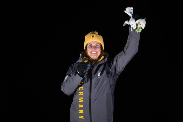 TAUBITZ Julia (Deutschland) jubelt auf dem Podium bei der Siegerehrung ueber Sieg und Gold Medaille, ITA, Olympische Spiele Milano Cortina 2026, Olympia, Rodeln Frauen Einzel, 10.02.2026 ITA, Olympische Spiele Milano Cortina 2026, Olympia, Rodeln Frauen Einzel, 10.02.2026 Cortina d Ampezzo *** TAUBITZ Julia Germany celebrates victory and gold medal on the podium at the award ceremony, ITA, Olympic Games Milano Cortina 2026, Olympia, Luge Women Individual, 10 02 2026 ITA, Olympic Games Milano Cortina 2026, Olympia, Luge Women Individual, 10 02 2026 Cortina d Ampezzo Copyright: xEibner-Pressefoto Memmlerx EP_MMR