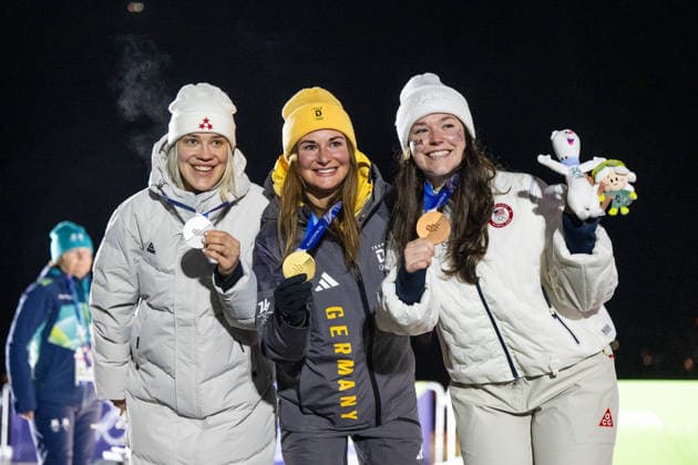 BOTA Elina (Lettland), TAUBITZ Julia (Deutschland), FARQUHARSON Ashley (USA) jubeln auf dem Podium bei der Siegerehrung ueber Silber Gold Bronze Medaille, ITA, Olympische Spiele Milano Cortina 2026, Olympia, Rodeln Frauen Einzel, 10.02.2026 ITA, Olympische Spiele Milano Cortina 2026, Olympia, Rodeln Herren Einzel, 08.02.2026 Cortina d Ampezzo *** BOTA Elina Latvia , TAUBITZ Julia Germany , FARQUHARSON Ashley USA cheering on the podium at the award ceremony for the silver gold bronze medal, ITA, Olympic Games Milano Cortina 2026, Olympia, Luge Women Individual, 10 02 2026 ITA, Olympic Games Milano Cortina 2026, Olympia, Luge Men Individual, 08 02 2026 Cortina d Ampezzo Copyright: xEibner-Pressefoto Memmlerx EP_MMR