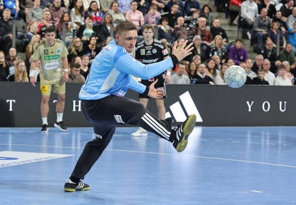 10 02 2026 Handball 1 Bundesliga DAIKIN HBL Season 2025 2026 20 Matchday HC Erlangen Metropolregion Nürnberg HCE TSV Hannover Burgdorf Die Recken DaMa xdaxmax Dario Quenstedt 1, HC Erlangen HCE holds ball 7 meters