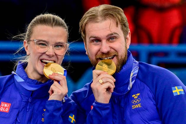 CORTINA, ITALY 20260210 Sweden s Isabella Wrana and Rasmus Wrana with their gold medals in mixed curling in Cortina. *** The image is included in the SPORTS PACKAGE. For others PAYMENT IMAGE ** CORTINA ITALY x10030x *** CORTINA, ITALY 20260210 Sweden s Isabella Wrana and Rasmus Wrana with their gold medals in mixed curling in Cortina The image is included in the SPORTS PACKAGE For others PAYMENT IMAGE CORTINA ITALY x10030x  Copyright: xJonasxEkströmer TTx 2026 OLYMPICS MIXED CURLING FINAL