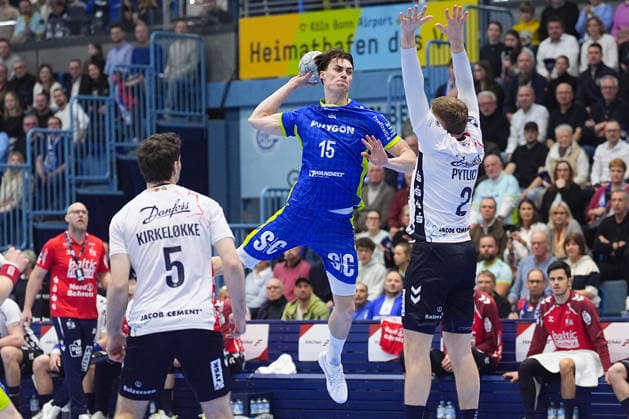 10 02 2026, xydrx, Handball, 1 HBL, VfL Gummersbach SG Flensburg Handewitt, Schwalbe Arena Miro Schluroff VfL Gummersbach 15 in duel against Simon Pytlick SG Flensburg Handewitt 2 Photo xYannisxDreimannxPressefotoKochx Nordrhein Westfahlen Germany