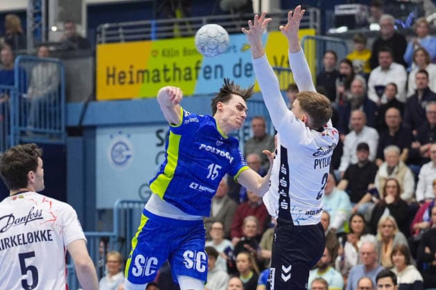 10 02 2026, xydrx, Handball, 1 HBL, VfL Gummersbach SG Flensburg Handewitt, Schwalbe Arena Miro Schluroff VfL Gummersbach 15 in duel against Simon Pytlick SG Flensburg Handewitt 2 Photo xYannisxDreimannxPressefotoKochx Nordrhein Westfahlen Germany