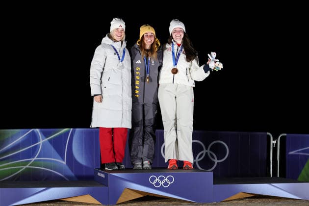 Olympische Winterspiele Milano Cortina 2026 Rennrodeln Einsitzer Frauen am 10.02.2026 im Cortina Sliding Centre in Cortina d™Ampezzo Ashley Farquharson ( USA ), links - Julia Taubitz ( Deutschland ), mitte - Elina Bota ( Lettland ), rechts *** Olympic Winter Games Milano Cortina 2026 Luge Single Seater Women on 10 02 2026 at the Cortina Sliding Centre in Cortina d™Ampezzo Ashley Farquharson USA , left Julia Taubitz Germany , center Elina Bota Latvia , right xMSx