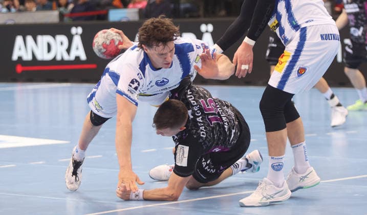 Stuttgart , Handball Daikin Bundesliga TVB Stuttgart vs ThSV Eisenach , from above Tillman Leu Eisenach Simone Mengon TVB