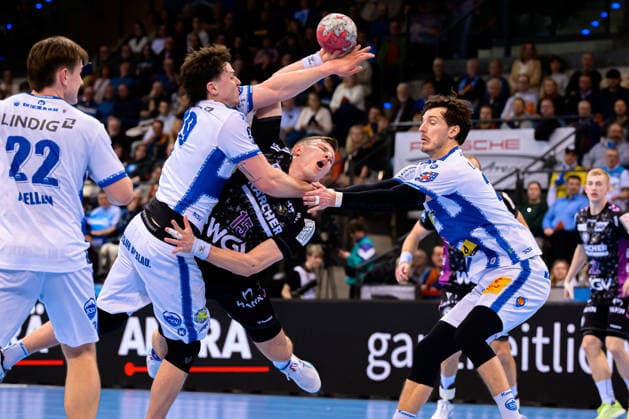 Stuttgart HBL 25 26 TVB Stuttgart ThSV Eisenach from left in a duel Tillman Leu Eisenach , Simone Mengon Stuttgart , Philipp Meyer Eisenach Stuttgart Porsche Arena Baden Württemberg Germany