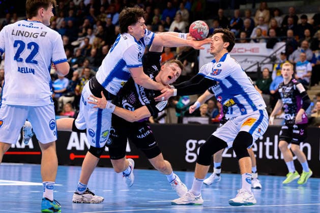 Stuttgart HBL 25 26 TVB Stuttgart ThSV Eisenach from left in a duel Tillman Leu Eisenach , Simone Mengon Stuttgart , Philipp Meyer Eisenach Stuttgart Porsche Arena Baden Württemberg Germany