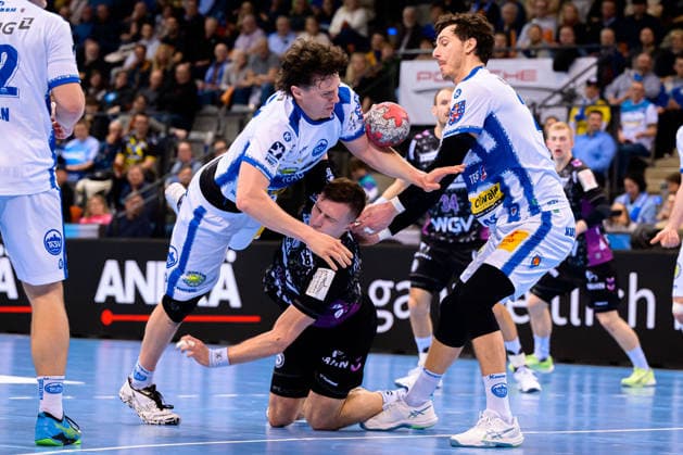 Stuttgart HBL 25 26 TVB Stuttgart ThSV Eisenach from left in a duel Tillman Leu Eisenach , Simone Mengon Stuttgart , Philipp Meyer Eisenach Stuttgart Porsche Arena Baden Württemberg Germany