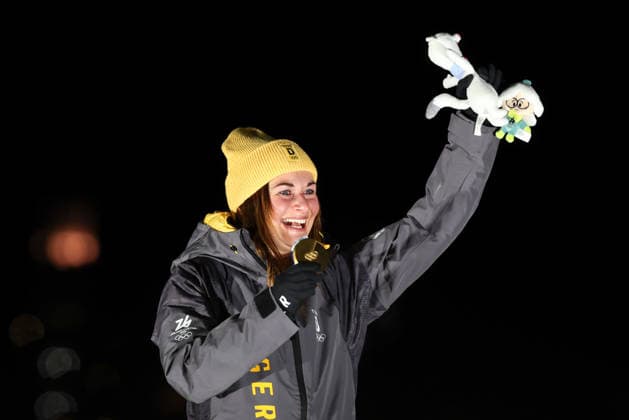 OLYMPICS - Winter Olympic Games, Olympische Spiele, Olympia, OS Milano Cortina 2026 CORTINA D AMPEZZO,ITALY,10.FEB.26 - OLYMPICS, LUGE - Winter Olympic Games Milano Cortina 2026, women, singles, run 3 and 4, medal ceremony. Image shows the rejoicing of Julia Taubitz (GER). Keywords: medal.  GEPAxpictures xMaticxKlansek