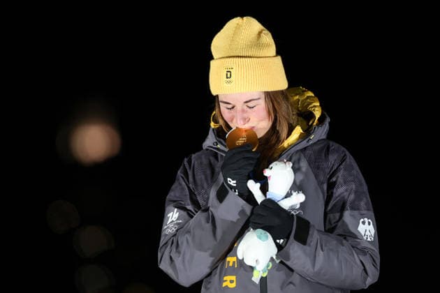 OLYMPICS - Winter Olympic Games, Olympische Spiele, Olympia, OS Milano Cortina 2026 CORTINA D AMPEZZO,ITALY,10.FEB.26 - OLYMPICS, LUGE - Winter Olympic Games Milano Cortina 2026, women, singles, run 3 and 4, medal ceremony. Image shows the rejoicing of Julia Taubitz (GER). Keywords: medal.  GEPAxpictures xMaticxKlansek