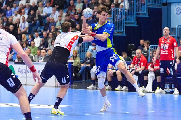 10 02 2026, xydrx, Handball, 1 HBL, VfL Gummersbach SG Flensburg Handewitt, Schwalbe Arena Johannes Golla SG Flensburg Handewitt 4 in duel against Julian Koester VfL Gummersbach 7 Photo xYannisxDreimannxPressefotoKochx Nordrhein Westfahlen Germany
