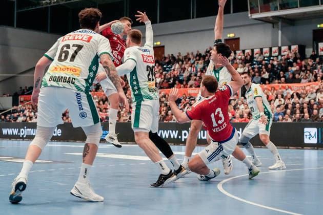 Germany Handball Bundesliga, DAIKIN HBL 2025 26, 20 Matchday Handball Sport Verein Hamburg vs SC DHfK Leipzig Sporthalle Hamburg Hamburg h67 , Niklas Weller HSV Hamburg, 13 , Dean Bombac SC DHfK Leipzig, 67 , William Bogojevic SC DHfK Leipzig, 20 Copyright: xStefanxTrochax
