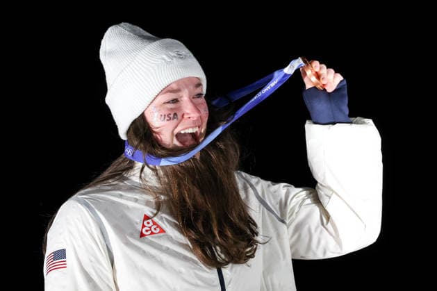 OLYMPICS - Winter Olympic Games, Olympische Spiele, Olympia, OS Milano Cortina 2026 CORTINA D AMPEZZO,ITALY,10.FEB.26 - OLYMPICS, LUGE - Winter Olympic Games Milano Cortina 2026, women, singles, run 3 and 4, medal ceremony. Image shows the rejoicing of Ashley Farquharson (USA). Keywords: medal.  GEPAxpictures xMaticxKlansek