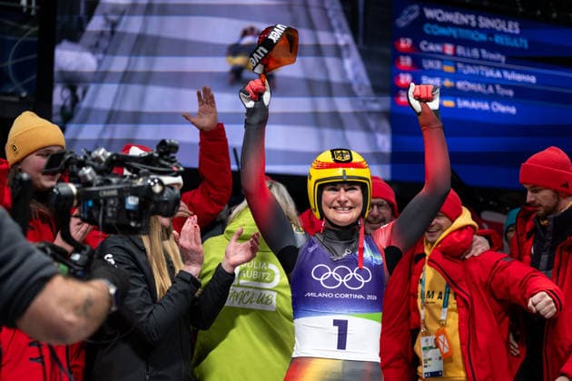 TAUBITZ Julia (Deutschland) jubelt im Ziel mit Team ueber Sieg und Gold Medaille, ITA, Olympische Spiele Milano Cortina 2026, Olympia, Rodeln Frauen Einzel, 10.02.2026 ITA, Olympische Spiele Milano Cortina 2026, Olympia, Rodeln Frauen Einzel, 10.02.2026 Cortina d Ampezzo *** TAUBITZ Julia Germany celebrates victory and gold medal with team at the finish, ITA, Olympic Games Milano Cortina 2026, Olympia, Luge Women Individual, 10 02 2026 ITA, Olympic Games Milano Cortina 2026, Olympia, Luge Women Individual, 10 02 2026 Cortina d Ampezzo Copyright: xEibner-Pressefoto Memmlerx EP_MMR