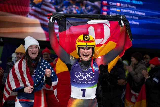 TAUBITZ Julia (Deutschland) jubelt im Ziel mit Team ueber Sieg und Gold Medaille, dahinter FARQUHARSON Ashley (USA), ITA, Olympische Spiele Milano Cortina 2026, Olympia, Rodeln Frauen Einzel, 10.02.2026 ITA, Olympische Spiele Milano Cortina 2026, Olympia, Rodeln Frauen Einzel, 10.02.2026 Cortina d Ampezzo *** TAUBITZ Julia Germany celebrates victory and gold medal with team at the finish line, behind her FARQUHARSON Ashley USA , ITA, Olympic Games Milano Cortina 2026, Olympia, Luge Women Individual, 10 02 2026 ITA, Olympic Games Milano Cortina 2026, Olympia, Luge Women Individual, 10 02 2026 Cortina d Ampezzo Copyright: xEibner-Pressefoto Memmlerx EP_MMR