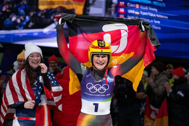 TAUBITZ Julia (Deutschland) jubelt im Ziel mit Team ueber Sieg und Gold Medaille, dahinter FARQUHARSON Ashley (USA), ITA, Olympische Spiele Milano Cortina 2026, Olympia, Rodeln Frauen Einzel, 10.02.2026 ITA, Olympische Spiele Milano Cortina 2026, Olympia, Rodeln Frauen Einzel, 10.02.2026 Cortina d Ampezzo *** TAUBITZ Julia Germany celebrates victory and gold medal with team at the finish line, behind her FARQUHARSON Ashley USA , ITA, Olympic Games Milano Cortina 2026, Olympia, Luge Women Individual, 10 02 2026 ITA, Olympic Games Milano Cortina 2026, Olympia, Luge Women Individual, 10 02 2026 Cortina d Ampezzo Copyright: xEibner-Pressefoto Memmlerx EP_MMR