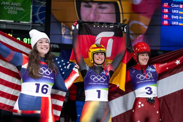 TAUBITZ Julia (Deutschland) jubelt im Ziel ueber Sieg und Gold Medaille, daneben FARQUHARSON Ashley (USA), BOTA Elina (Lettland), ITA, Olympische Spiele Milano Cortina 2026, Olympia, Rodeln Frauen Einzel, 10.02.2026 ITA, Olympische Spiele Milano Cortina 2026, Olympia, Rodeln Frauen Einzel, 10.02.2026 Cortina d Ampezzo *** TAUBITZ Julia Germany celebrates victory and gold medal at the finish line, next to her FARQUHARSON Ashley USA , BOTA Elina Latvia , ITA, Olympic Games Milano Cortina 2026, Olympia, Luge Women Individual, 10 02 2026 ITA, Olympic Games Milano Cortina 2026, Olympia, Luge Women Individual, 10 02 2026 Cortina d Ampezzo Copyright: xEibner-Pressefoto Memmlerx EP_MMR