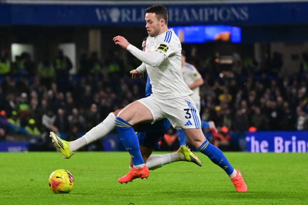 Chelsea v Leeds United, Premier League Leeds United defender Gabriel Gudmundsson (3) sprints forward with the ball under pressure from Chelsea defender Malo Gusto (27) during the Premier League match between Chelsea and Leeds United at Stamford Bridge, London, UK on 10 February 2026. London Stamford Bridge Greater London UK Editorial use only DataCo restrictions apply See www.football-dataco.com , Copyright: xDennisxGoodwinx PSI-23726-0021