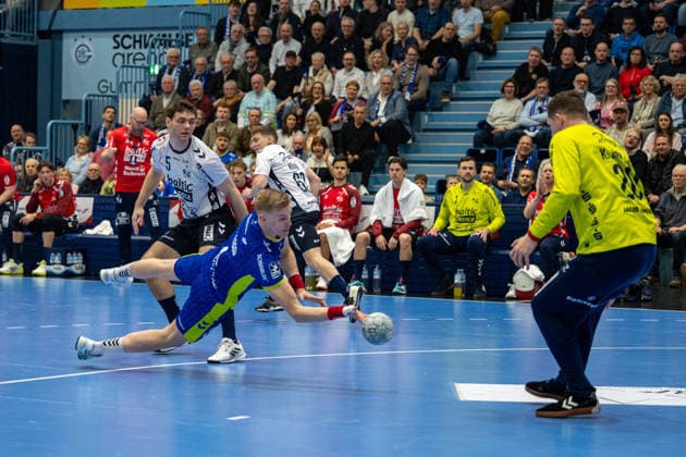 Daikin Handball Bundesliga, VfL Gummersbach SG Flensburg Handewitt, 10 02 2026 Niclas Kirkeløkke SG Flensburg Handewitt, 5 , Ellidi Vidarsson VfL Gummersbach, 4 , Kevin Møller SG Flensburg Handewitt, 20 , Daikin Handball Bundesliga, VfL Gummersbach SG Flensburg Handewitt, 10 02 2026 Copyright: xBEAUTIFULxSPORTS Erlhofx