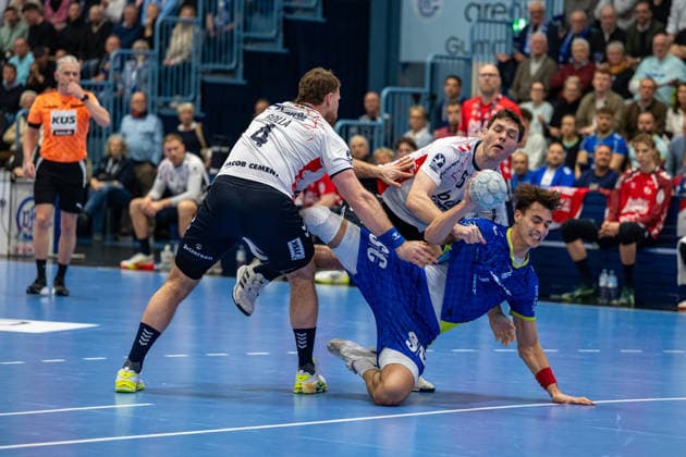Daikin Handball Bundesliga, VfL Gummersbach SG Flensburg Handewitt, 10 02 2026 Johannes Golla SG Flensburg Handewitt, 4 , Niclas Kirkeløkke SG Flensburg Handewitt, 5 , Julian Köster VfL Gummersbach, 7 , on goal Daikin Handball Bundesliga, VfL Gummersbach SG Flensburg Handewitt, 10 02 2026 Copyright: xBEAUTIFULxSPORTS Erlhofx