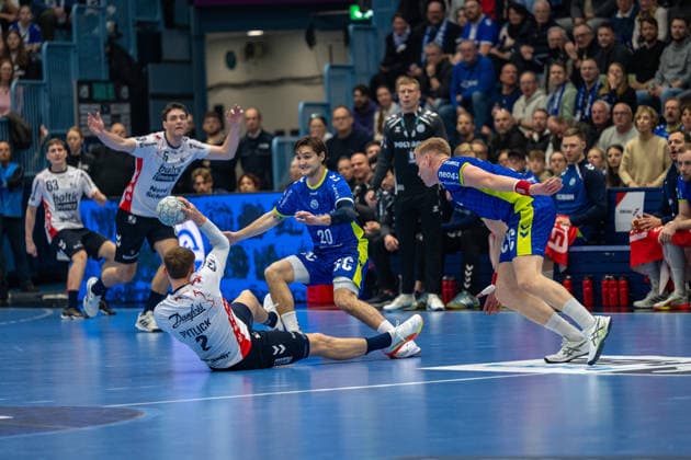 Daikin Handball Bundesliga, VfL Gummersbach SG Flensburg Handewitt, 10 02 2026 Simon Pytlick SG Flensburg Handewitt, 2 , Ludvig Hallbäck VfL Gummersbach, 20 , Ellidi Vidarsson VfL Gummersbach, 4 , Daikin Handball Bundesliga, VfL Gummersbach SG Flensburg Handewitt, 10 02 2026 Copyright: xBEAUTIFULxSPORTS Erlhofx