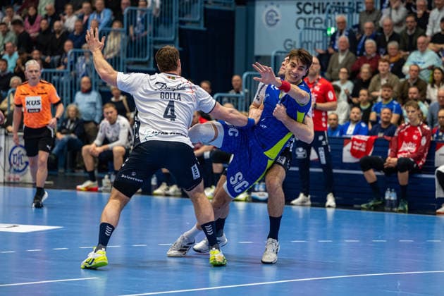 Daikin Handball Bundesliga, VfL Gummersbach SG Flensburg Handewitt, 10 02 2026 Johannes Golla SG Flensburg Handewitt, 4 , in a duel with Julian Köster VfL Gummersbach, 7 , Daikin Handball Bundesliga, VfL Gummersbach SG Flensburg Handewitt, 10 02 2026 Copyright: xBEAUTIFULxSPORTS Erlhofx
