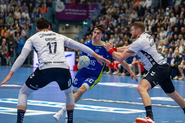 Daikin Handball Bundesliga, VfL Gummersbach SG Flensburg Handewitt, 10 02 2026 Marko Grgi SG Flensburg Handewitt, 17 , Miro Schluroff VfL Gummersbach, 15 , Blaž Blagotinöek SG Flensburg Handewitt, 43 , Daikin Handball Bundesliga, VfL Gummersbach SG Flensburg Handewitt, 10 02 2026 Copyright: xBEAUTIFULxSPORTS Erlhofx