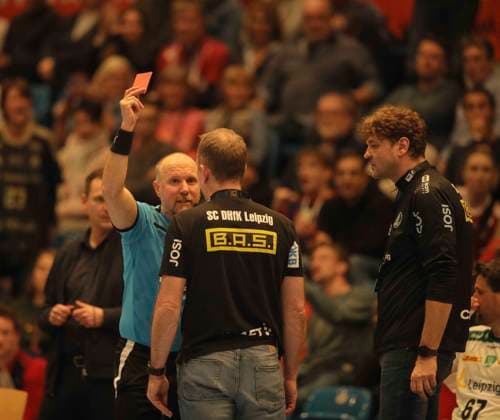 Photo Casper MORTENSEN HSV is fouled by Ahmed Mustafa NASRALLA , the Leipzig player gets the red card from referee Marijo Zupanovic , and coach Frank Carstens Leipzig grumbles Handball Men 1 Bundesliga on Tue 10 02 2026 HSV Handball SC DHFK Leipzig