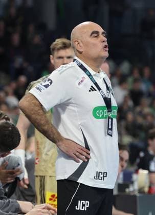 10 02 2026 Handball 1 Bundesliga DAIKIN HBL Season 2025 2026 20 Matchday HC Erlangen Metropolregion Nürnberg HCE TSV Hannover Burgdorf Die Recken DaMa xdaxmax Juan Carlos Pastor Gomez Coach TSV Hannover Burgdorf gives instructions