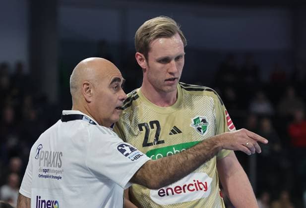 10 02 2026 Handball 1 Bundesliga DAIKIN HBL Season 2025 2026 20 Matchday HC Erlangen Metropolregion Nürnberg HCE TSV Hannover Burgdorf Die Recken DaMa xdaxmax Juan Carlos Pastor Gomez Coach TSV Hannover Burgdorf gives instructions to Marian Michalczik 22, TSV Hannover Burgdorf