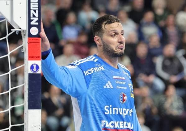 10 02 2026 Handball 1 Bundesliga DAIKIN HBL Season 2025 2026 20 Matchday HC Erlangen Metropolregion Nürnberg HCE TSV Hannover Burgdorf Die Recken DaMa xdaxmax Khalifa Ghedbane 96, HC Erlangen HCE gestures thoughtfully
